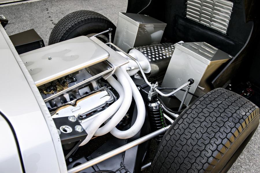 Моторный отсек Ford GT40 Road Version (P/1028) 1966 года  (фото 7 из 11)